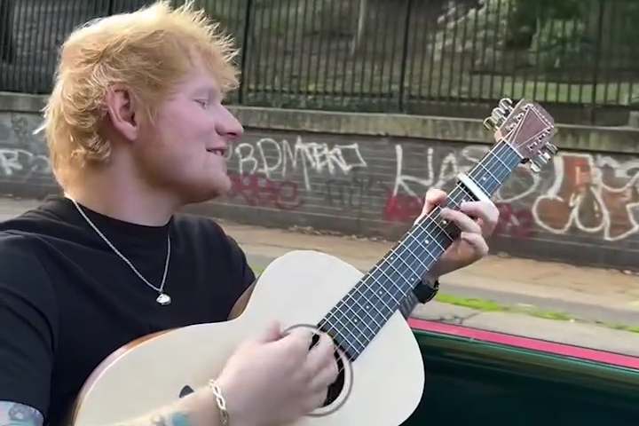 Ed Sheeran Ngẫu Nhiên Hát Tặng Người Đi Bộ